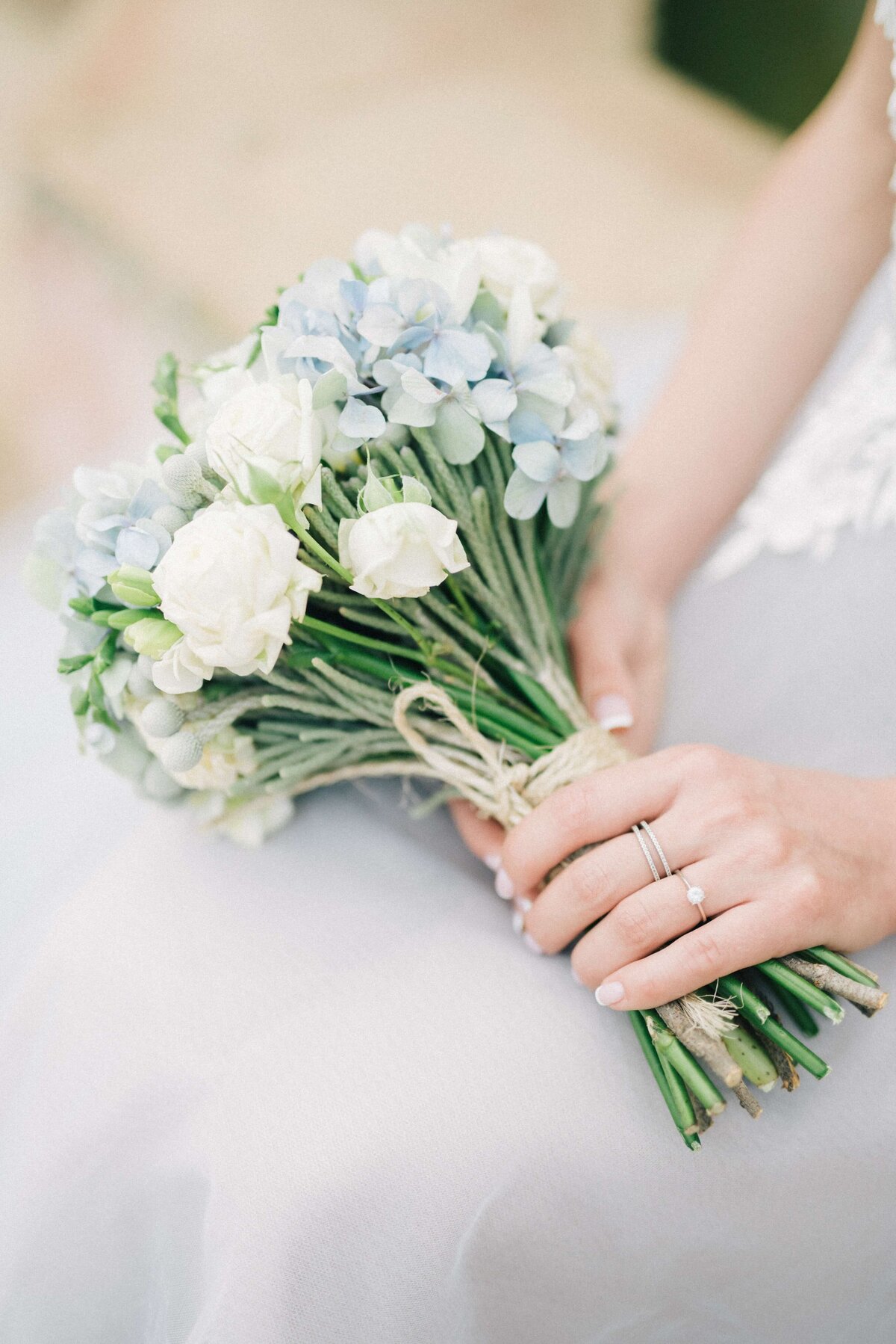 minimal-wedding-bouquet
