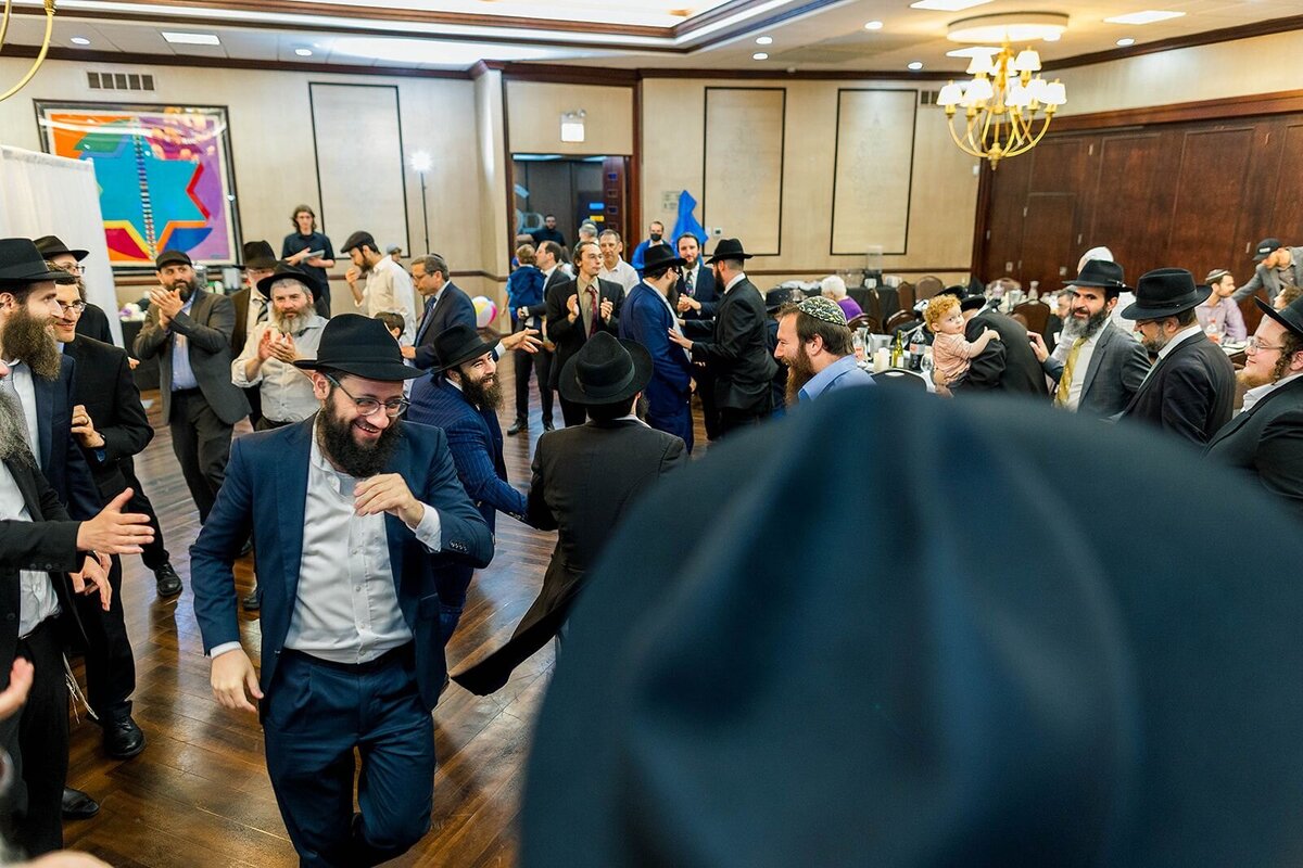 Eliana-Melmed-Photography-Chicago-LosAngeles-Jewish-WeddingPhotographer-CarmiKalman-MensDancing-00083
