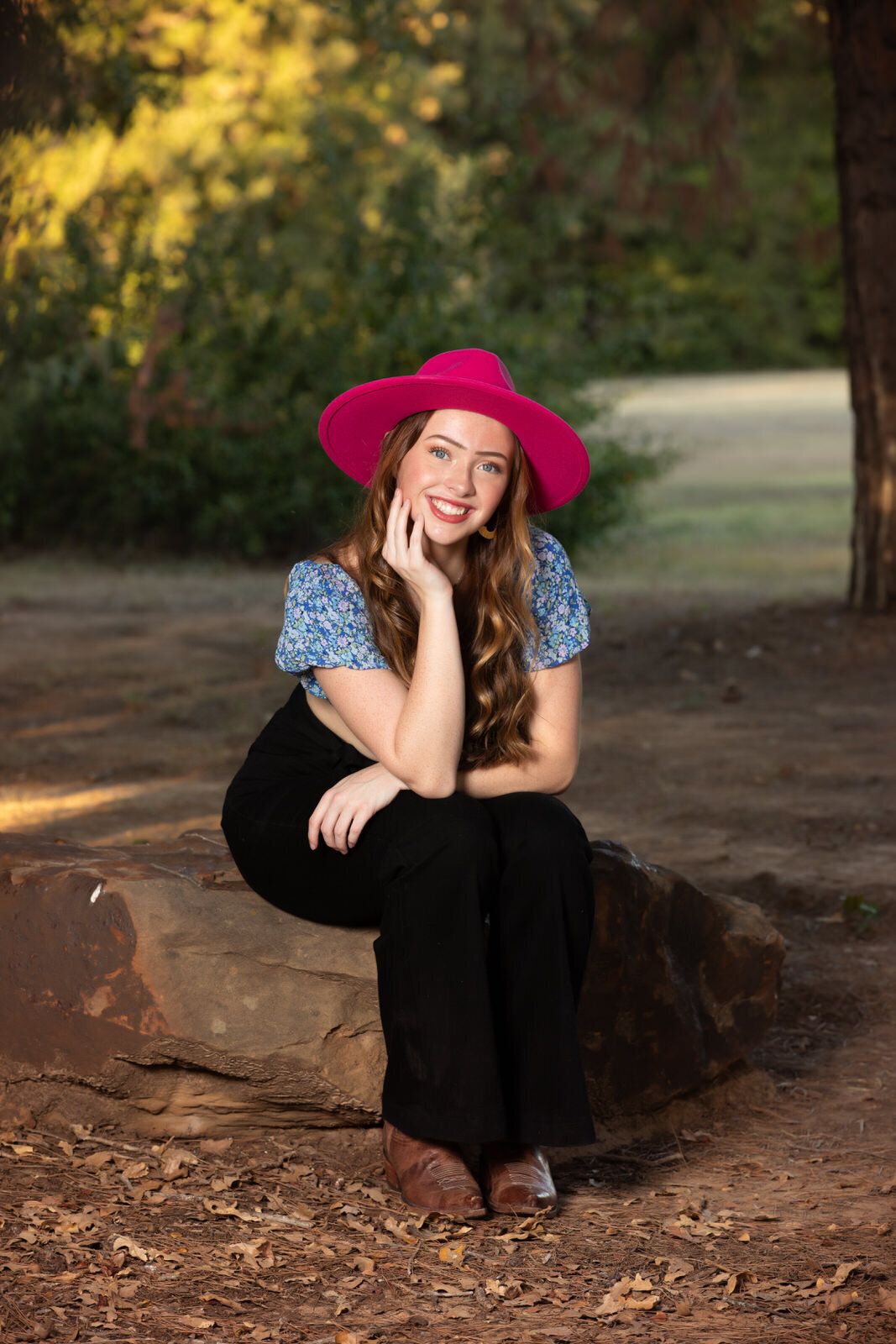 senior-girl-posing-with-pink-hat-in-arlington