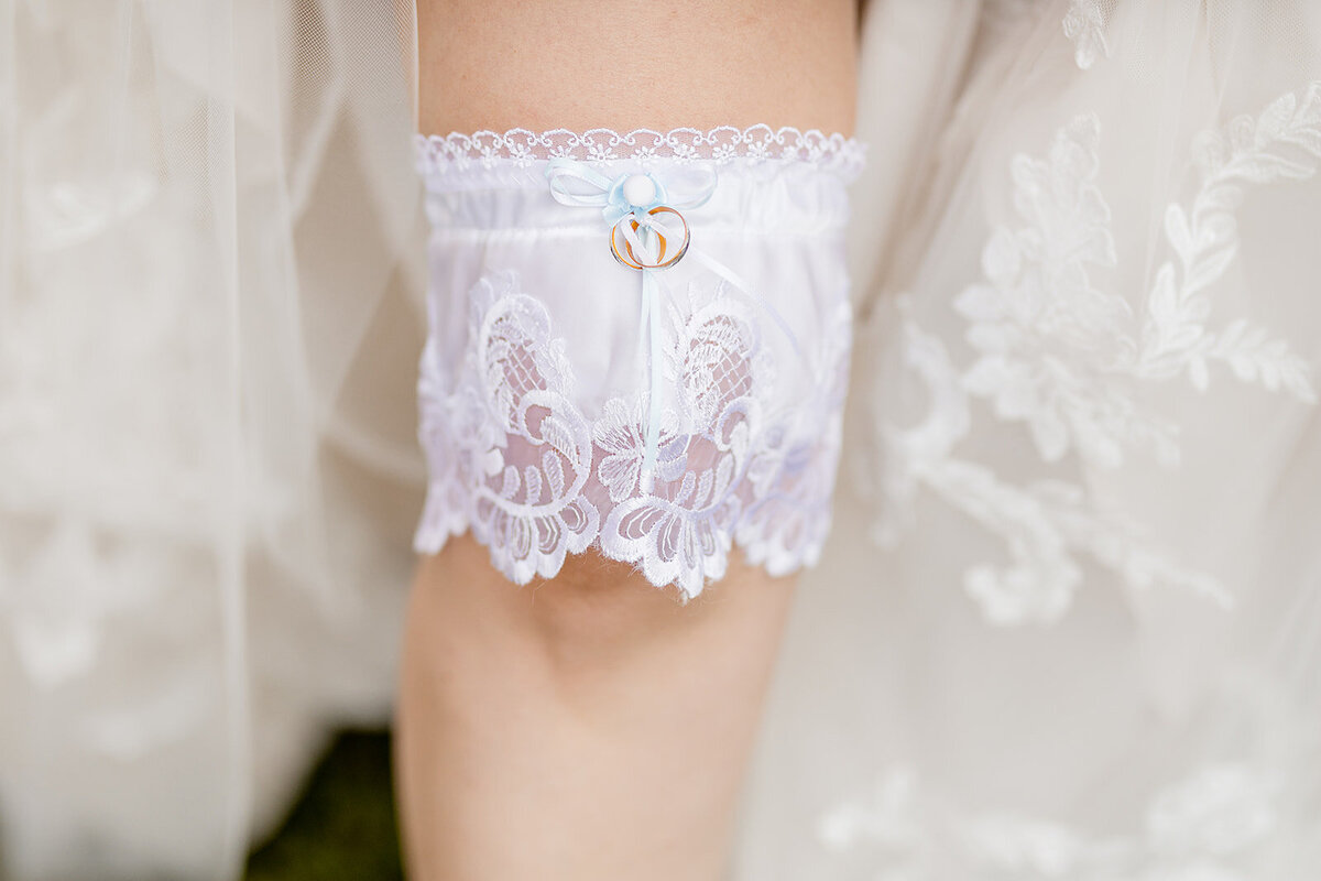garter with rings