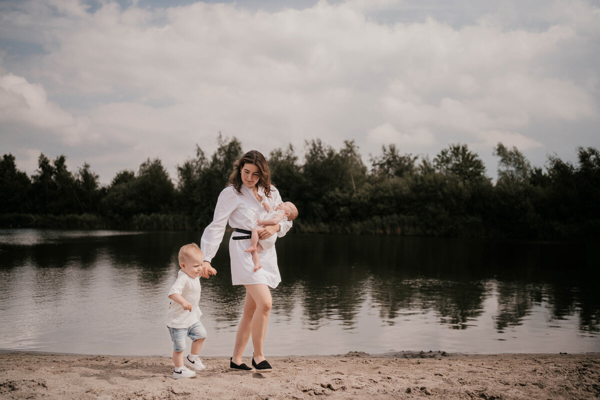 Newbornshoot door Leukfotografie in Amsterdam, Zaandam, Landsmeer, Oostzaan en Purmerend – zachte, liefdevolle babyfoto’s-111