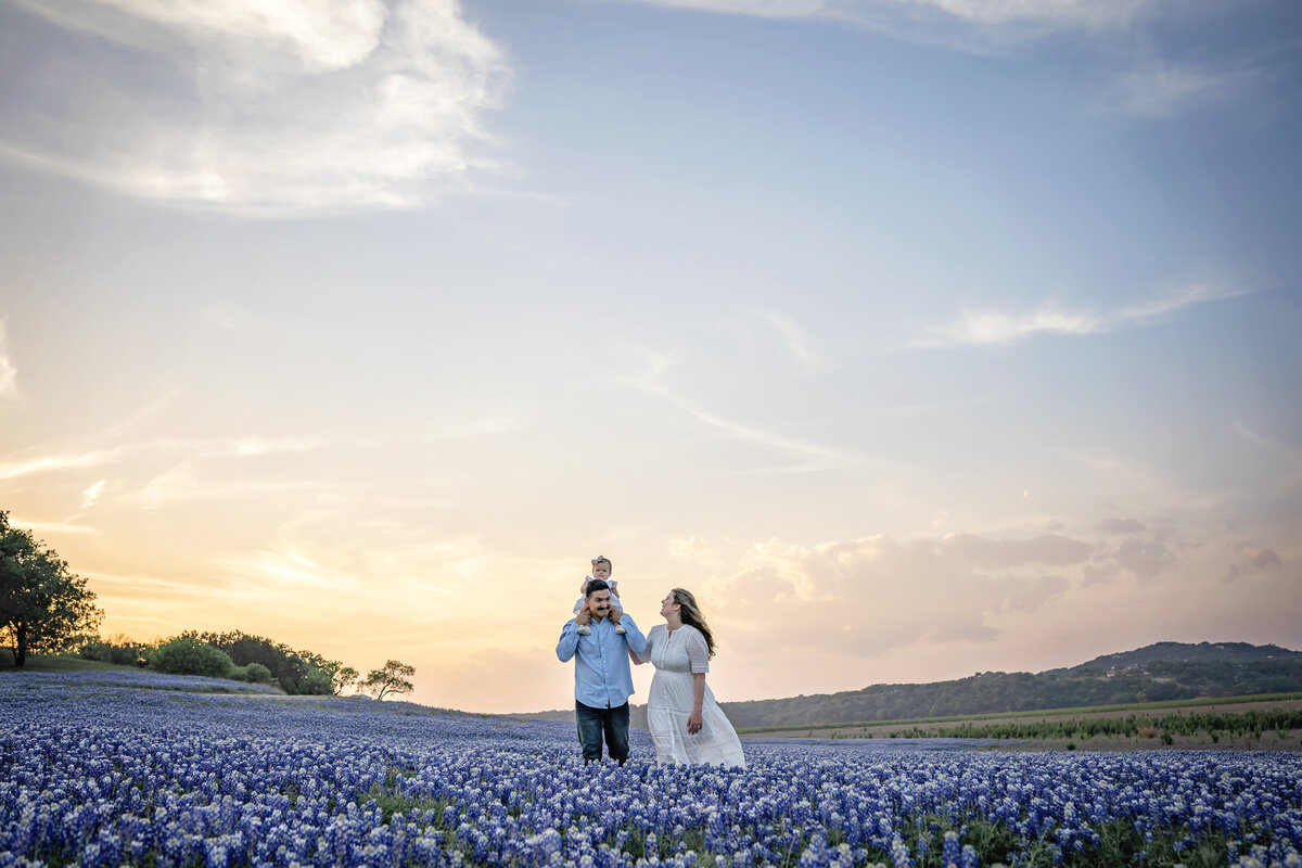 San_Antonio_family_pictures_in_bluebonnets_06