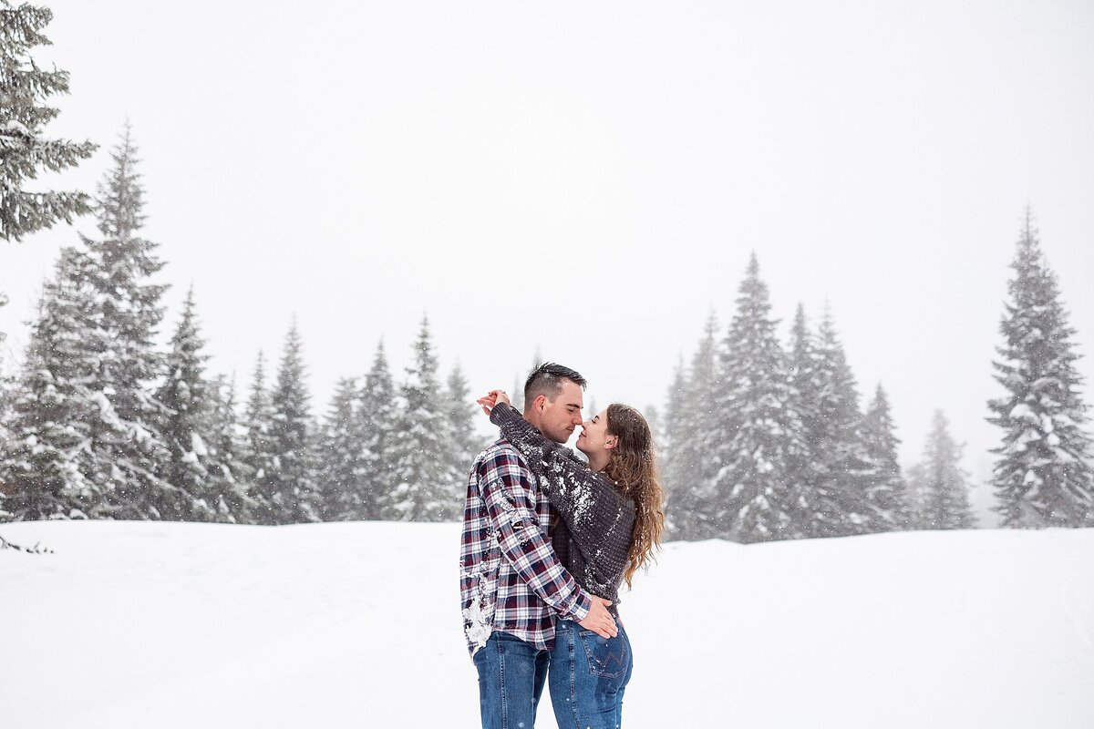 Snow-Southern-Oregon-Winter-Couples-Session_1847