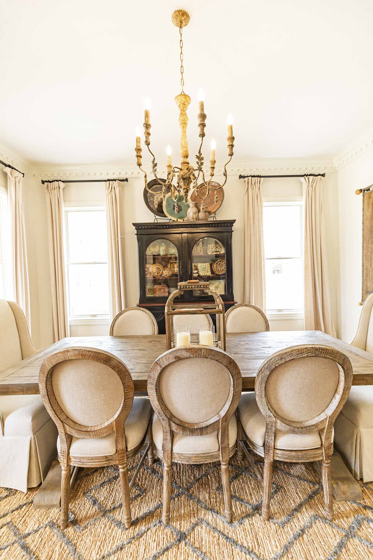 bright-dining-room-decor-textures-character-crown-molding21