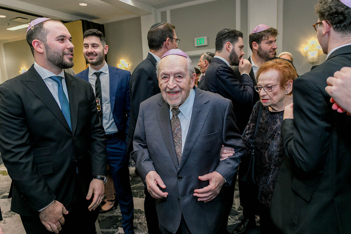 Eliana-Melmed-Photography-Chicago-LosAngeles-Jewish-WeddingPhotography-KabbalatPanim-00083