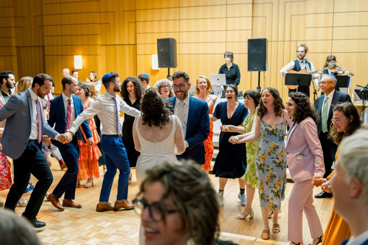Eliana-Melmed-Photography-Chicago-LosAngeles-Jewish-WeddingPhotography-ShulaNoah-Simcha-Dancing-00172