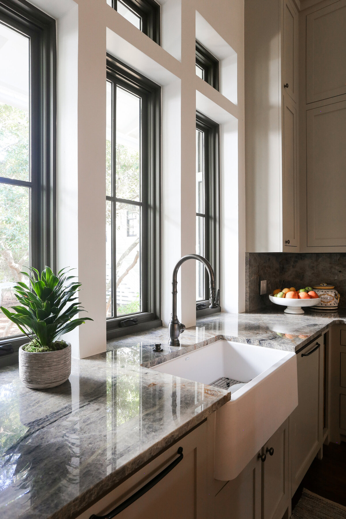 kitchen-farmhouse-sink-windows-marble-counters