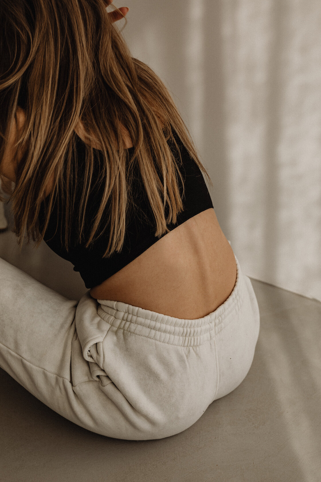 kaboompics_simplistic-sophistication-a-fashion-photoshoot-with-a-stunning-model-in-neutral-minimalist-outfits-30887