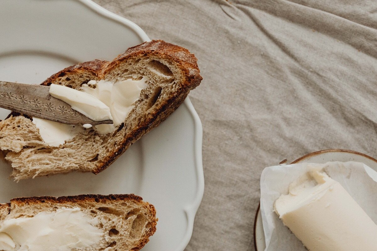 kaboompics_lunch-with-bread-white-wine-olives-butter-camembert-cheese-30592