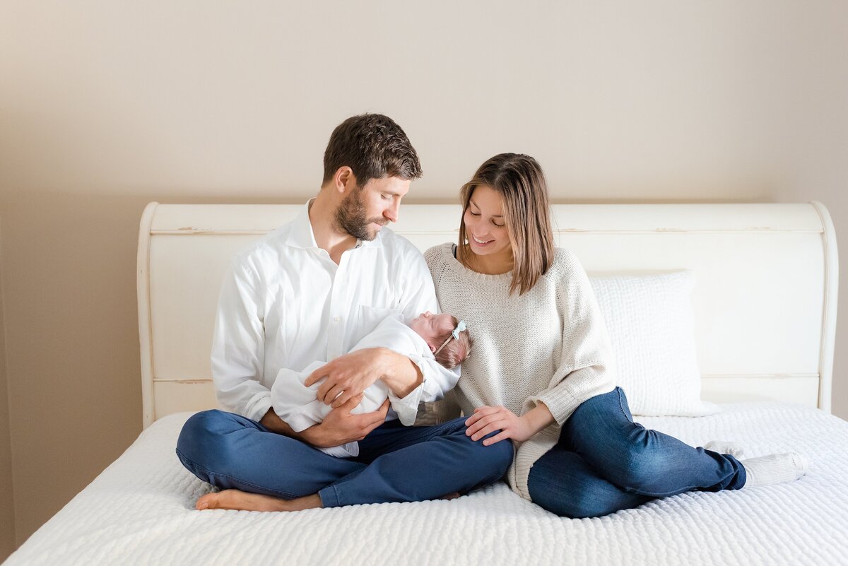 1_neutral-at-home-newborn-session_baby-girl_ckp