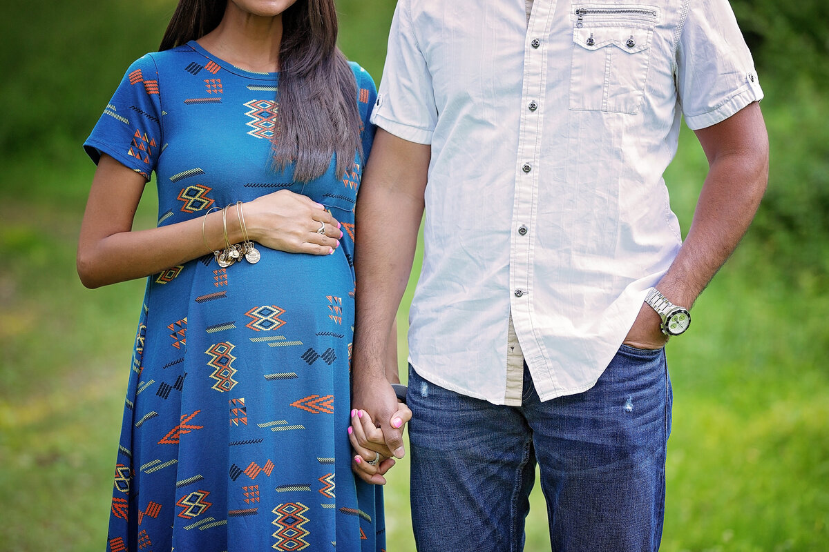 new jersey expecting mom posing with her husband for her maternity photos in NJ park