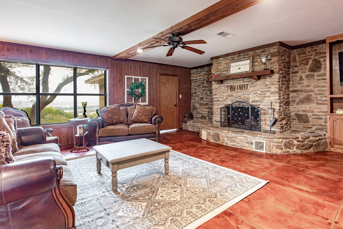 Beautiful living room with comfortable seating in this three-bedroom, two-bathroom ranch house for 7 with incredible hiking, wildlife and views.