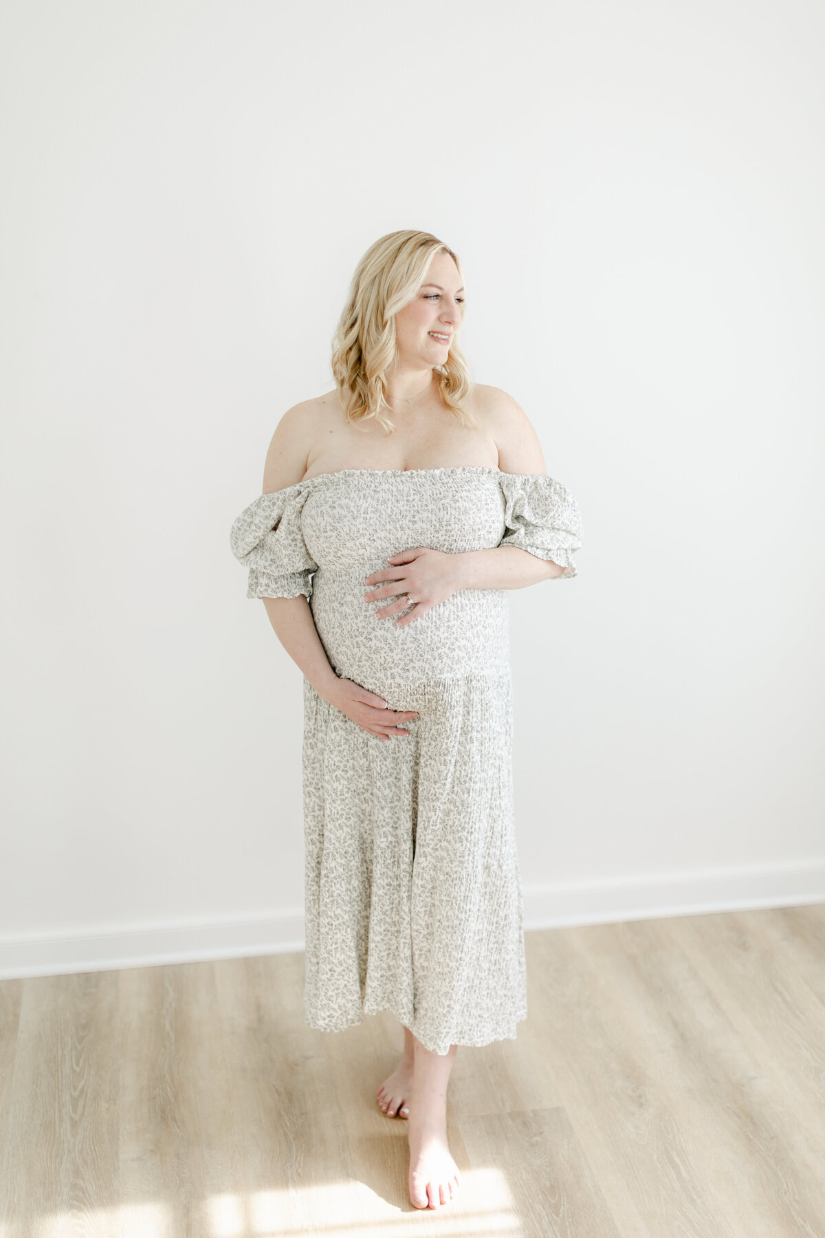 pregnant mom posing for portrait by Philadelphia Maternity Photographer