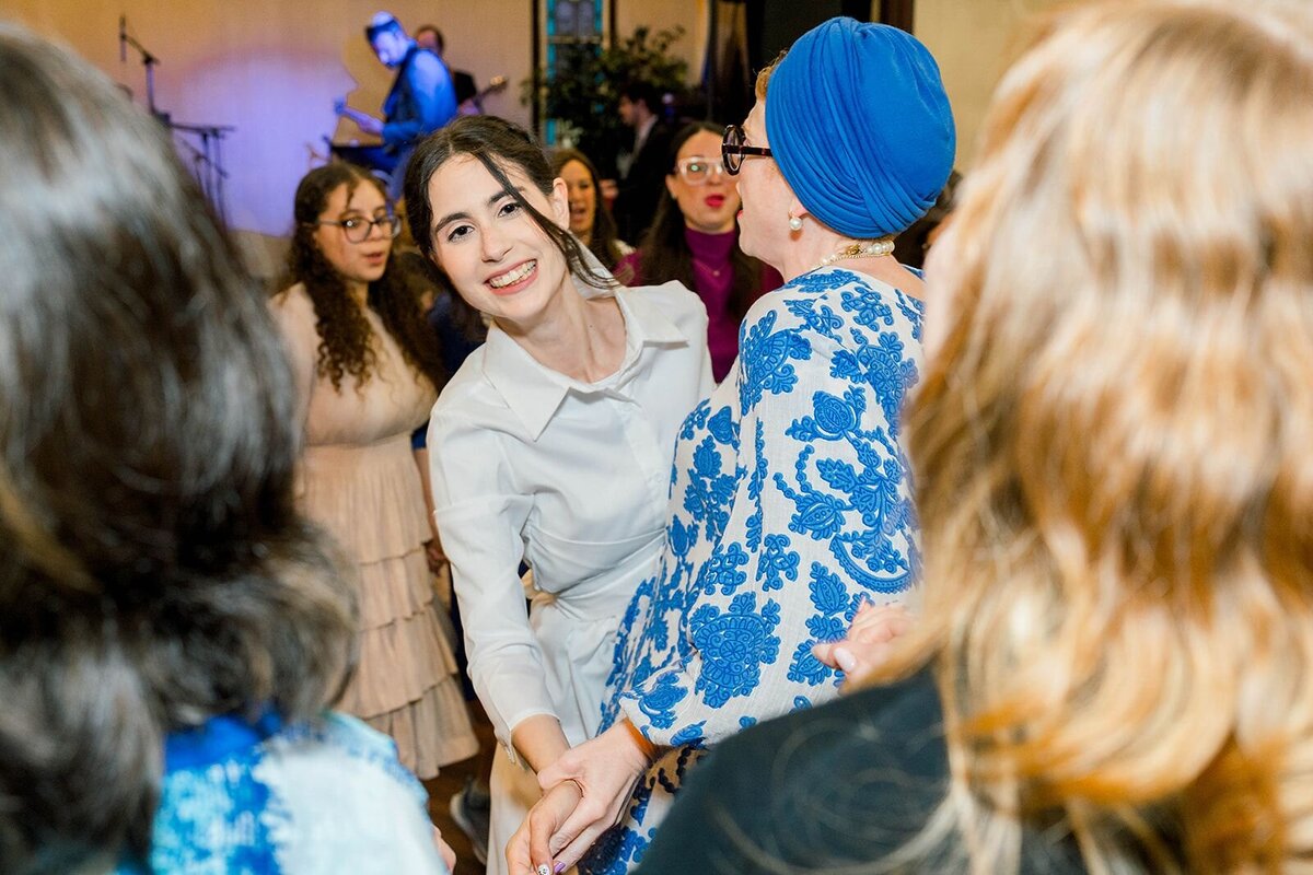 Eliana-Melmed-Photography-Chicago-LosAngeles-Jewish-WeddingPhotographer-CarmiKalman-WomensDancing-00056
