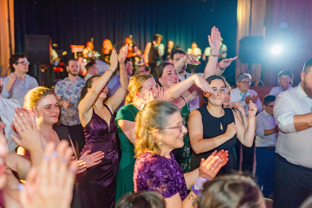 Eliana-Melmed-Photography-Chicago-LosAngeles-Jewish-WeddingPhotography-ElianaSklar-DanceFloor-00025