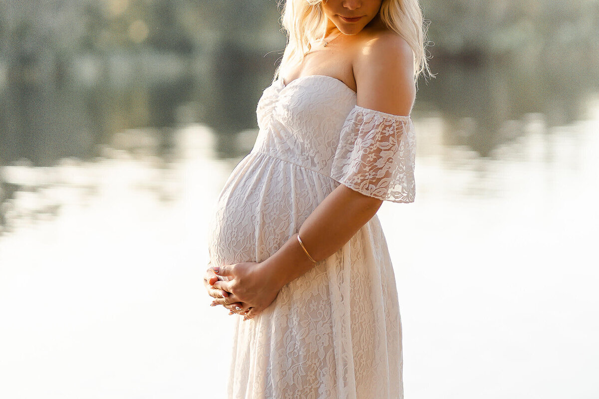 pizzey park lake maternity shoot of solo mum in Gold Coast