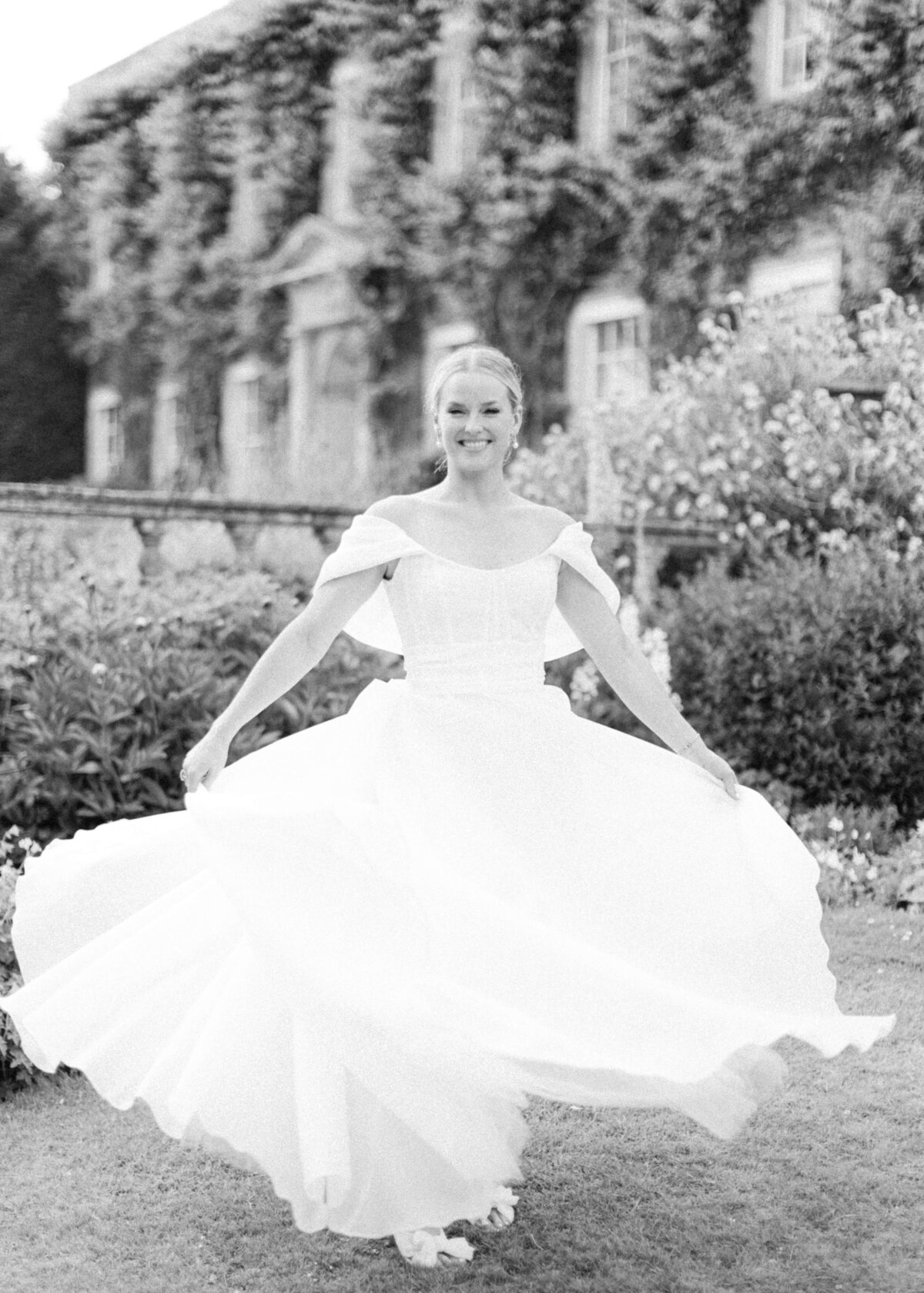 chloe-winstanley-weddings-cotswolds-cornwell-manor-monique-lhuillier-bride-spinning-black-white