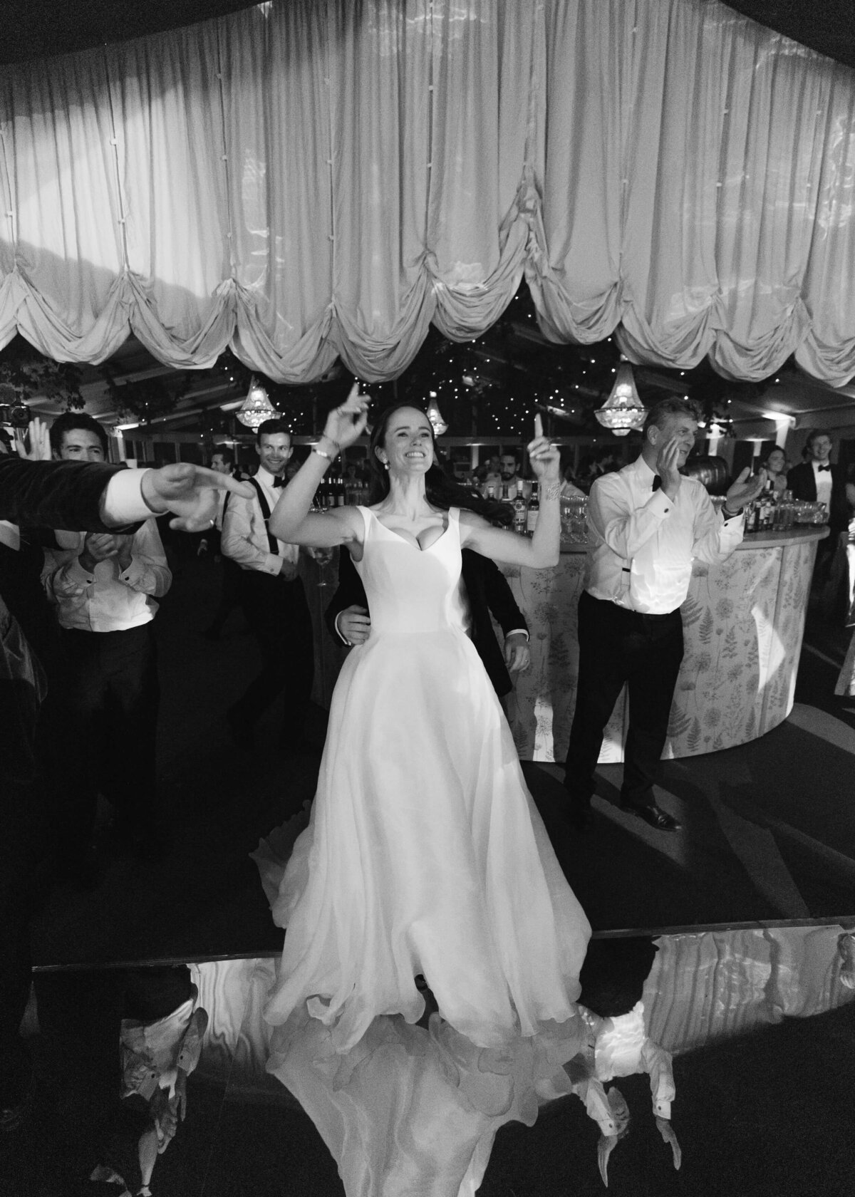 chloe-winstanley-wedding-oxford-gsp-mirror-dancefloor-bride