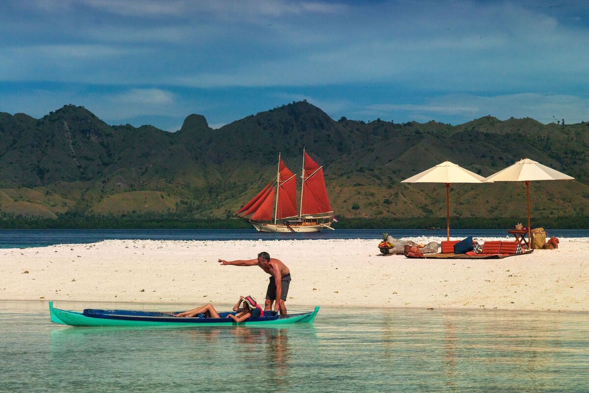 Si Datu Bua Private Yacht Charter Indonesia Beach Picnic
