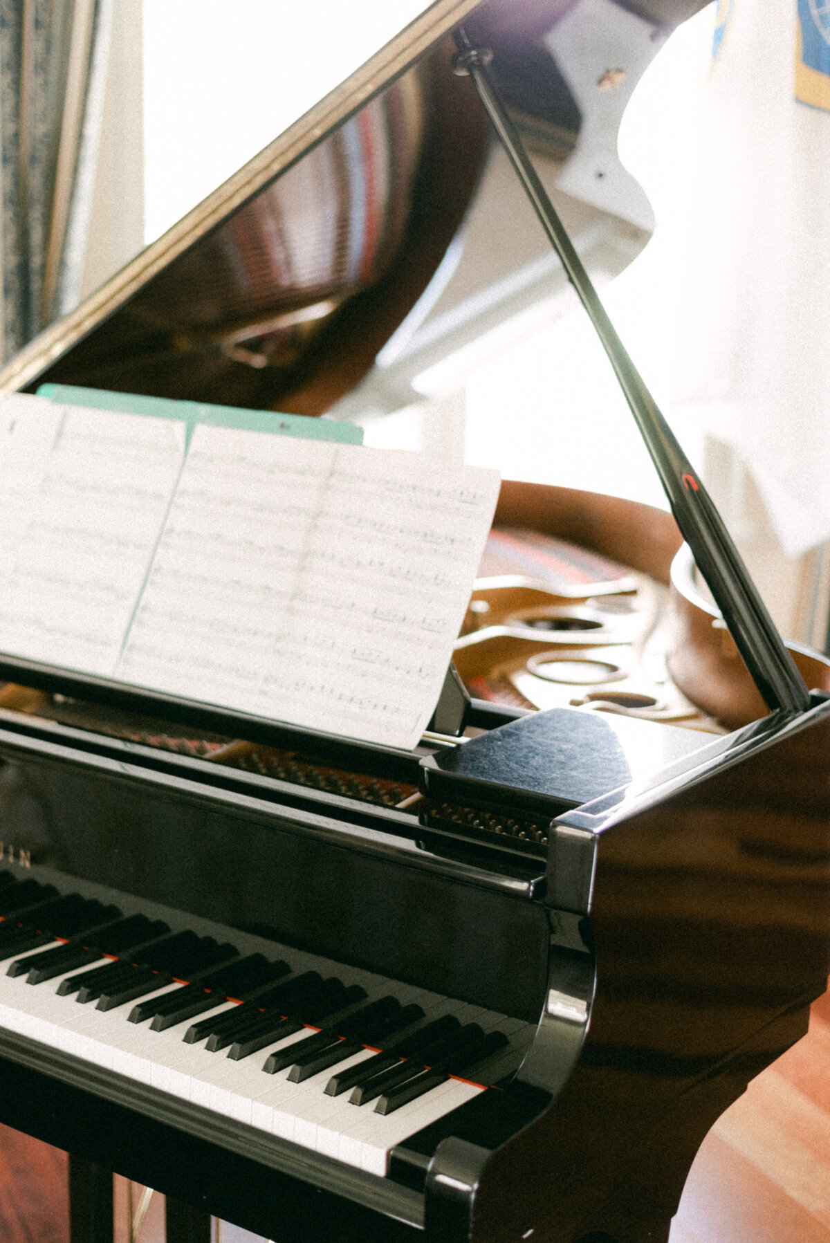 A piano photographed by wedding photographer Hannika Gabrielsson