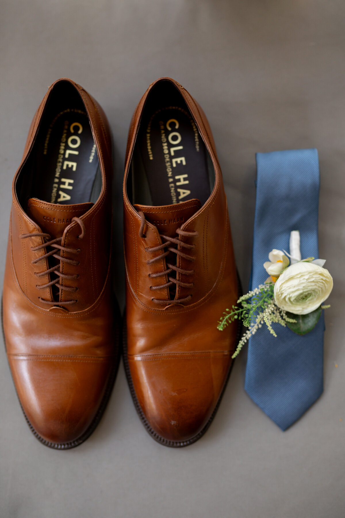 destination-wedding-groom-shoes-tie
