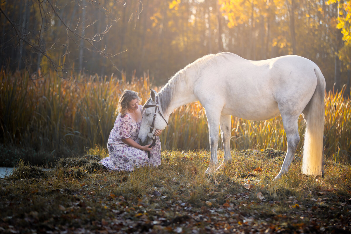 woman-with-grey-horse
