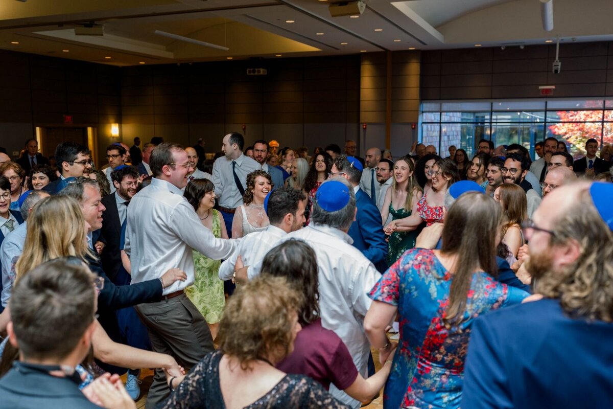 Eliana-Melmed-Photography-Chicago-LosAngeles-Jewish-WeddingPhotography-ShulaNoah-Simcha-Dancing-00091