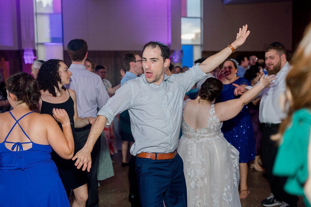 Eliana-Melmed-Photography-Chicago-LosAngeles-Jewish-WeddingPhotography-ElianaSklar-DanceFloor-00104