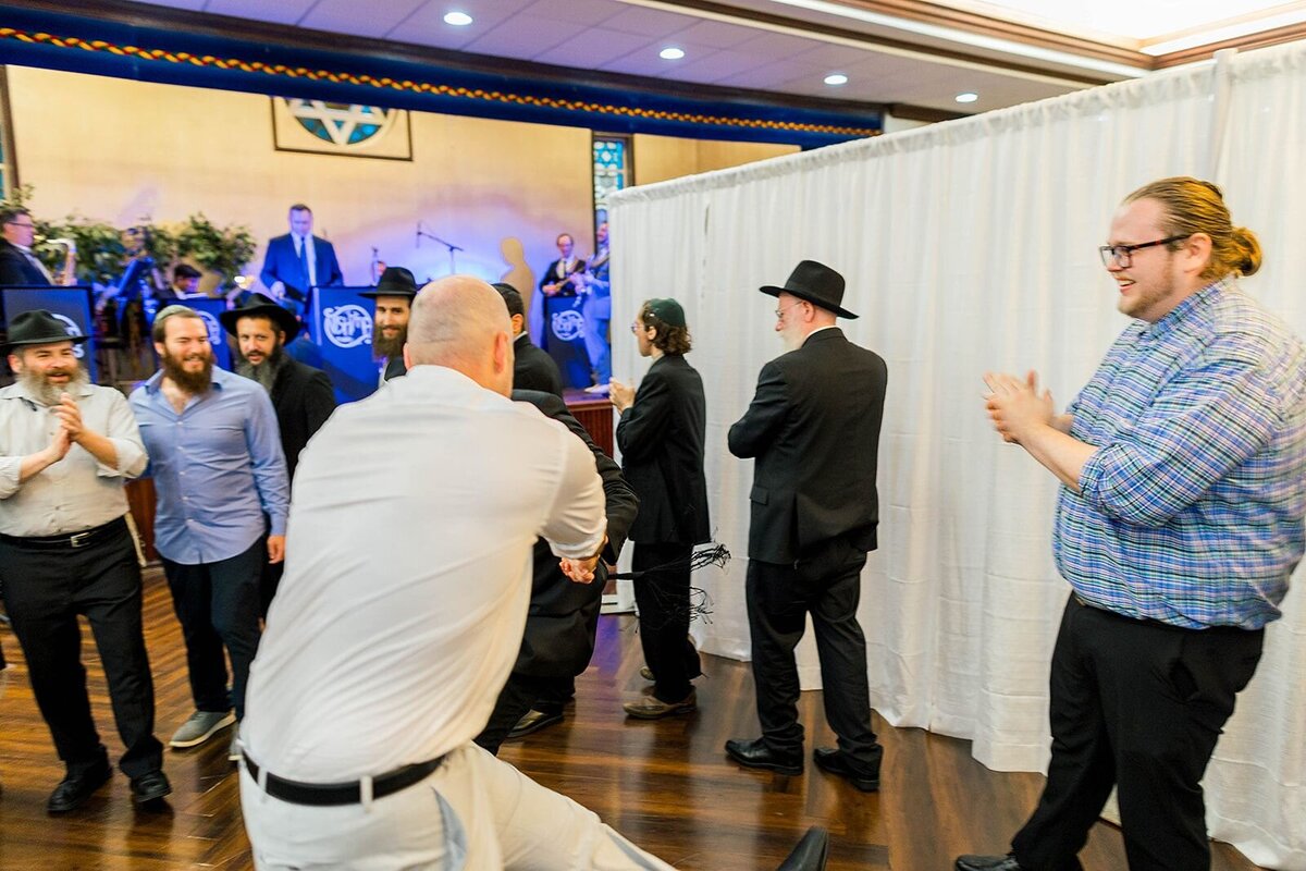 Eliana-Melmed-Photography-Chicago-LosAngeles-Jewish-WeddingPhotographer-CarmiKalman-MensDancing-00090