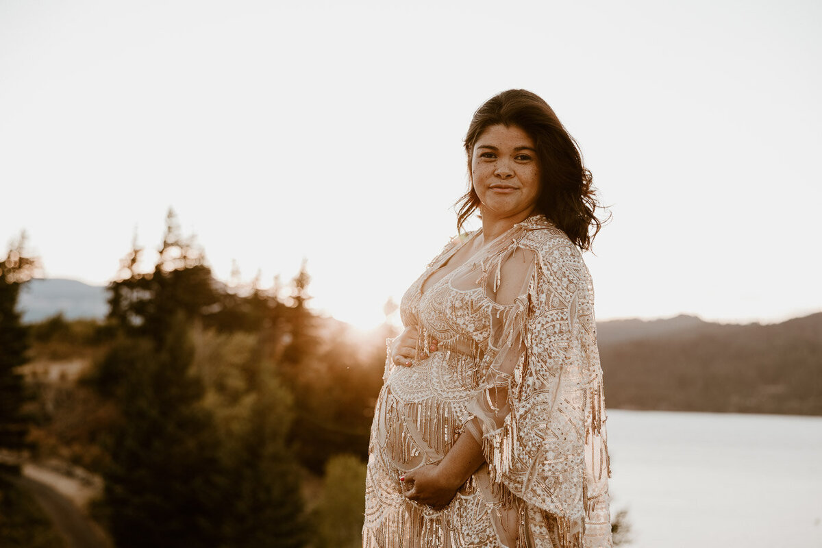sunset-maternity-session-at-government-cove-oregon-4