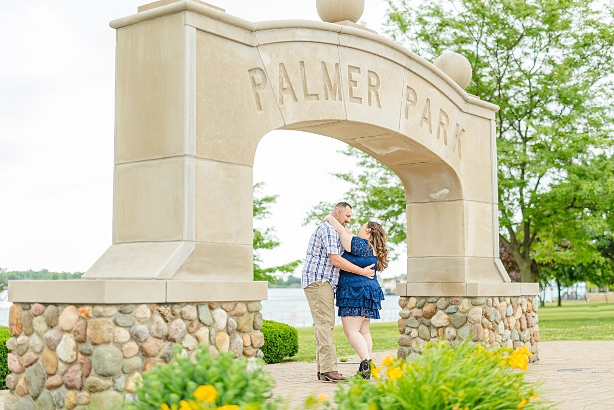 couple-hugging-under-palmer-park-sign