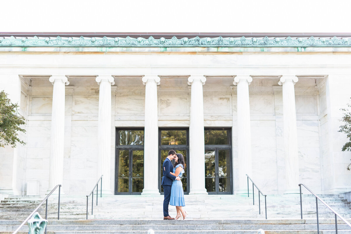 Couple cuddling in front of Toledo Museum of Art