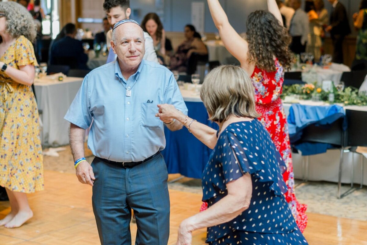 processed_ElianaMelmedPhotography_JewishWeddingPhotographer_ShulaNoah_Dancing-159