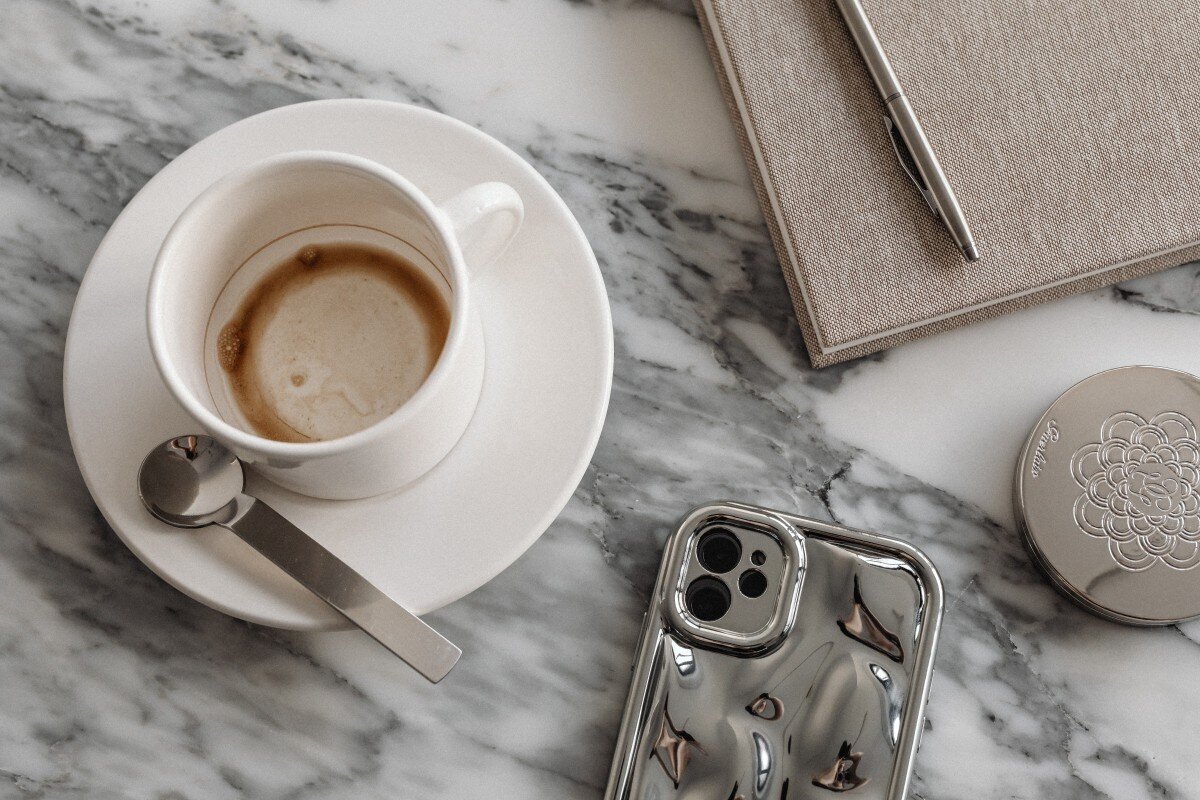 kaboompics_coffee-in-a-cup-calendar-arabescato-marble-metal-spoon-silver-iphone-case-34150