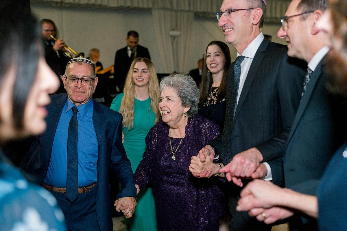 Eliana-Melmed-Photography-Chicago-LosAngeles-Jewish-WeddingPhotography-SimchaDancing-00164