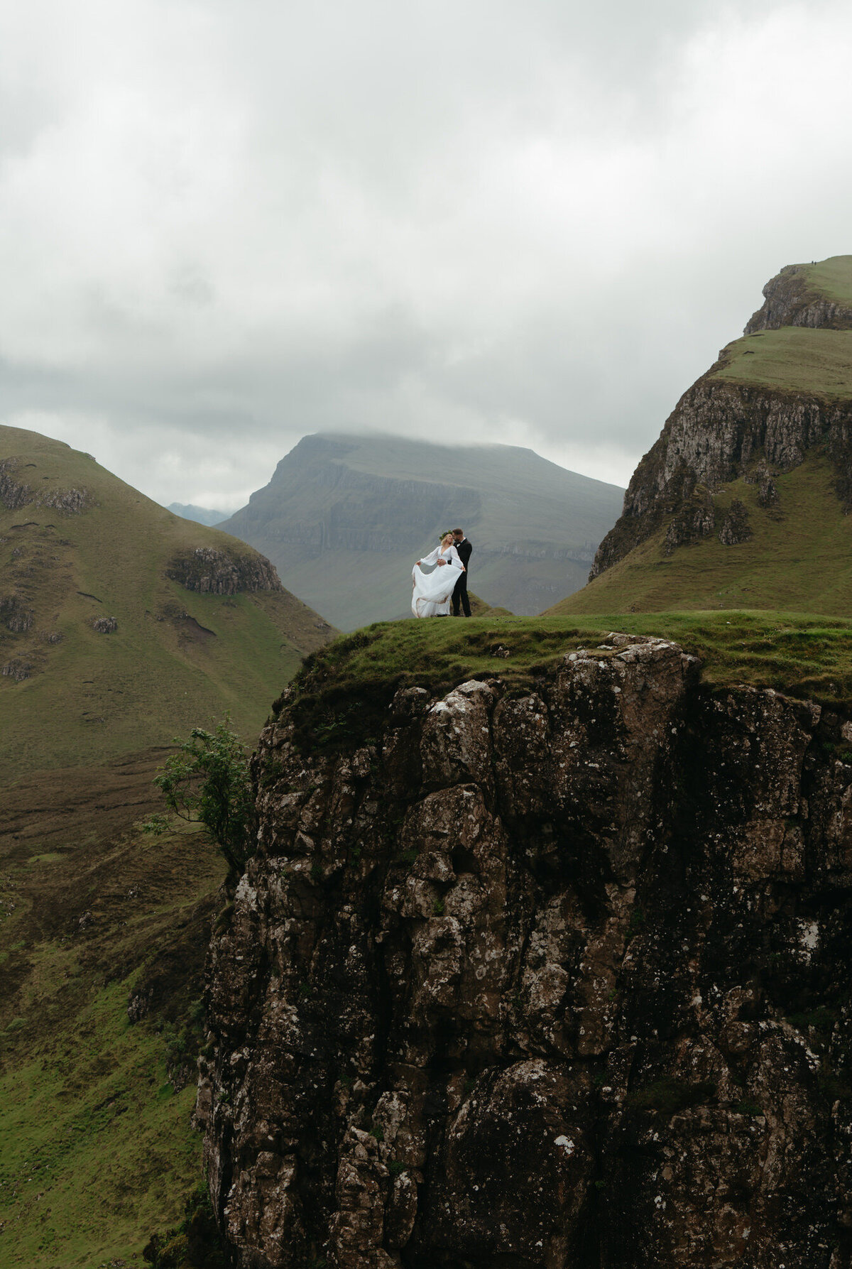 the_chaffins_international_destination_wedding_elopement_photographers_sammie_chaffin_micah_editorial_adventure_photos_travel_isle_of_skye_scotland_26