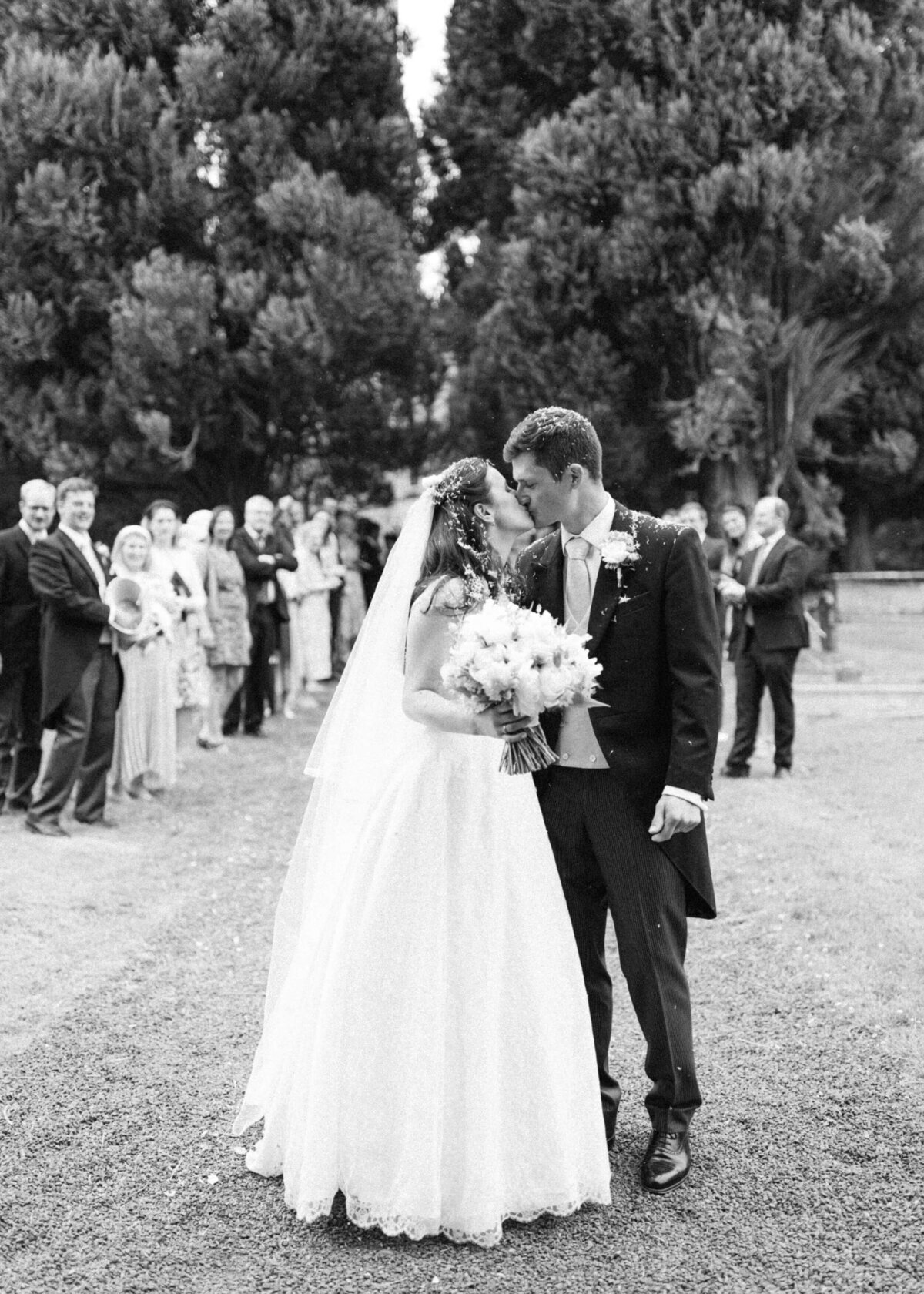 chloe-winstanley-weddings-wiltshire-bride-conteffi-couple-kiss-black-white