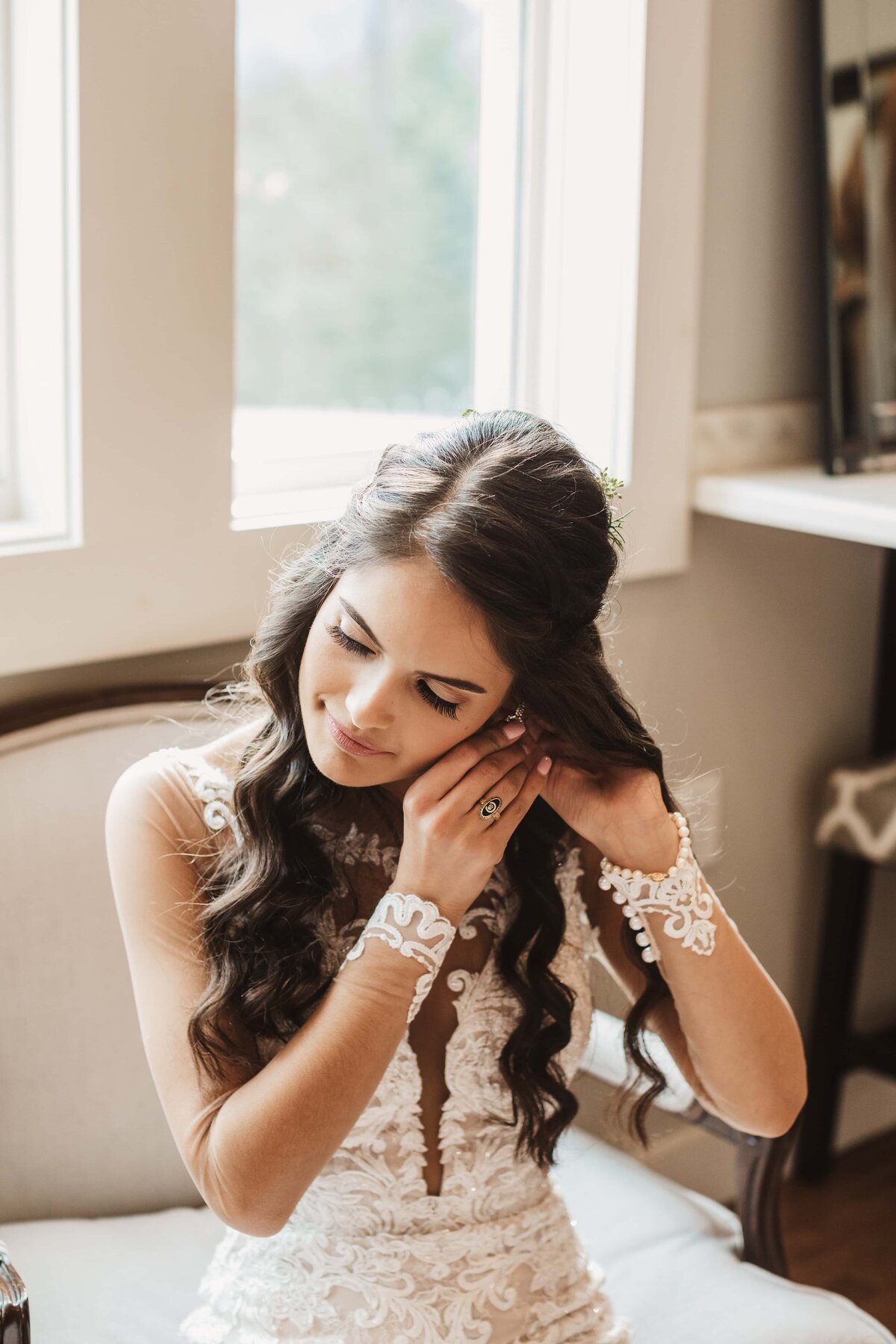 bride-putting-on-jewelry