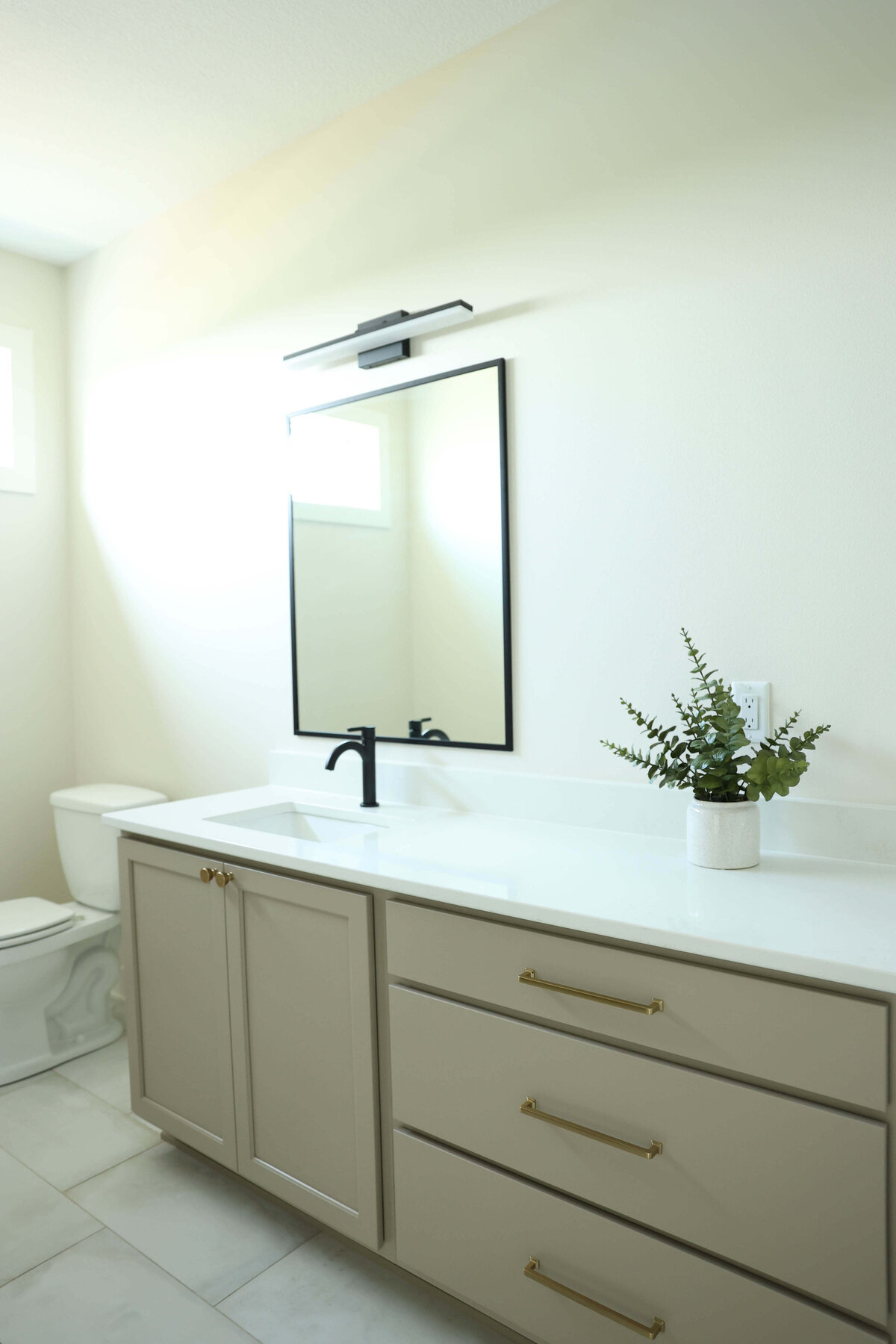 1183-Bathroom-Grimes-Central-Iowa-Custom-Home-JRL-Builders-3F1A8933