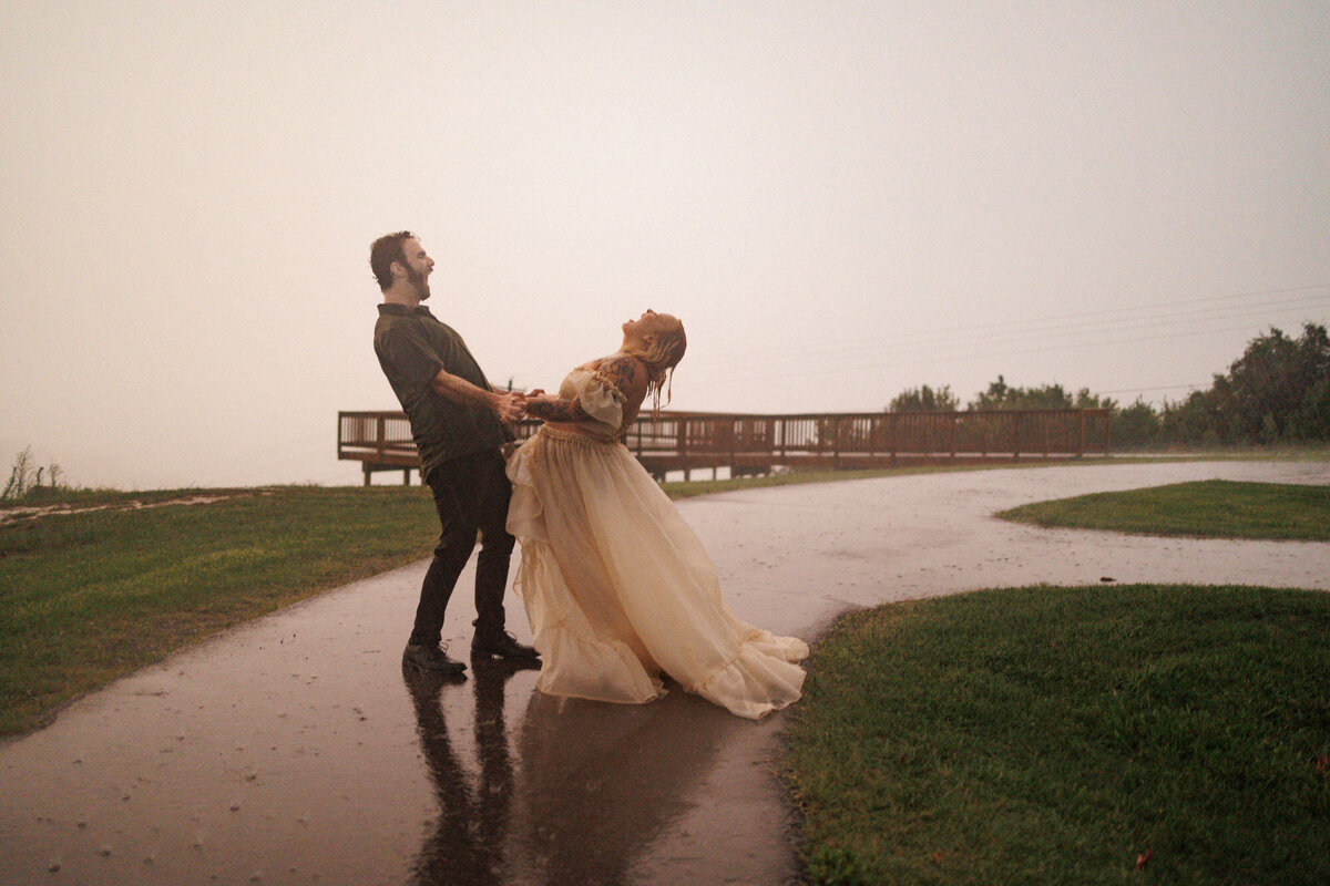 Brittany-and-Shane-couples-photos-in-Alabama-03