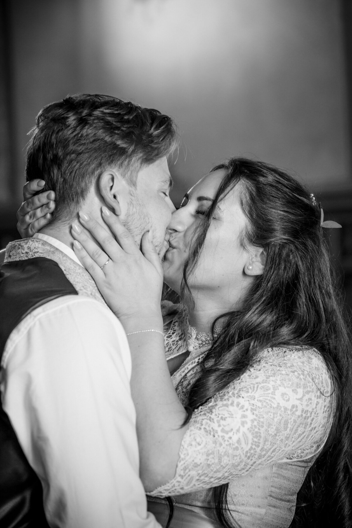 Brautpaar küsst sich im Standesamt auf der Roseninsel Starnberger See Hochzeitsfotograf Starnberg