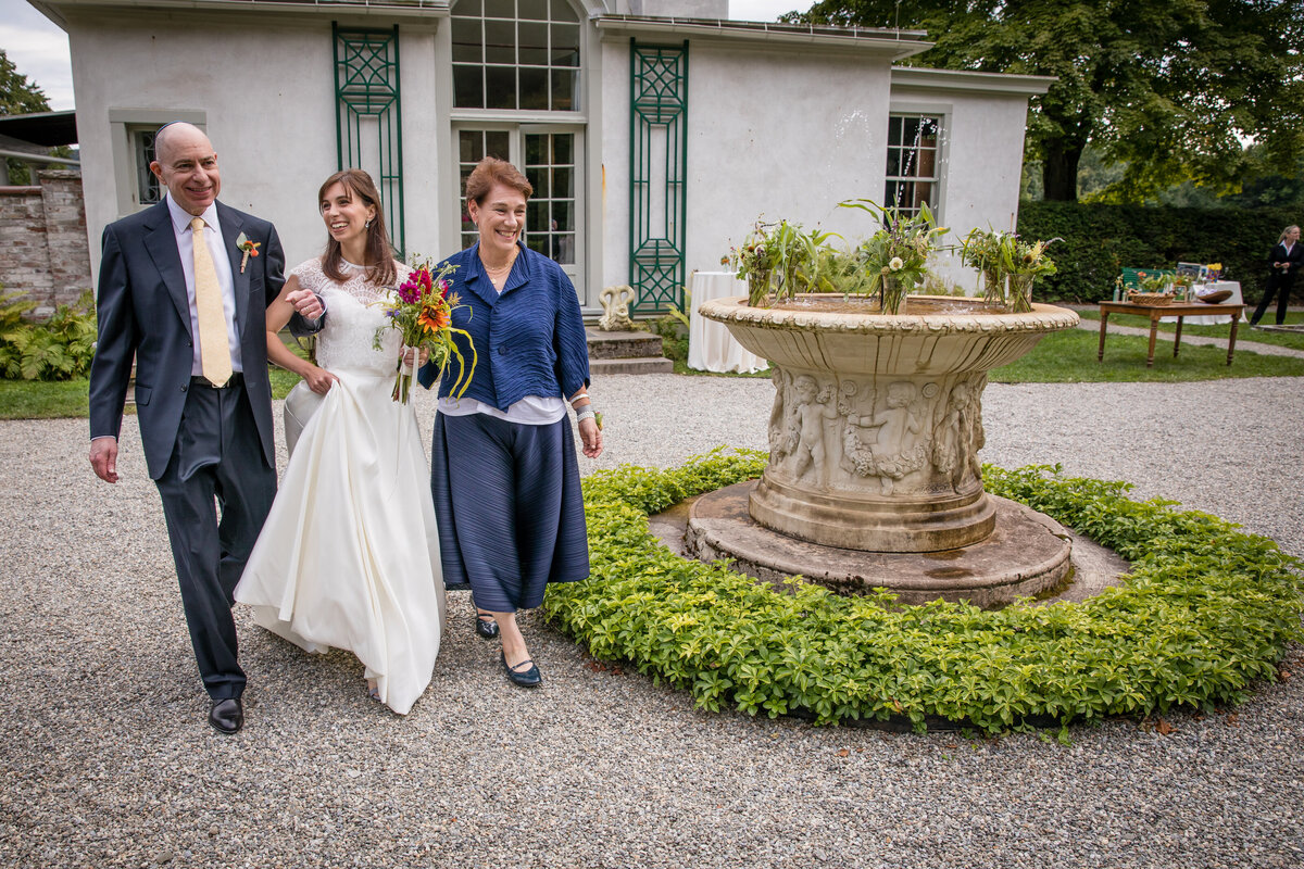 Witness the magic of this breathtaking wedding moment at a Chesterwood Berskshires, skillfully captured by photographer Matthew Cavanaugh.