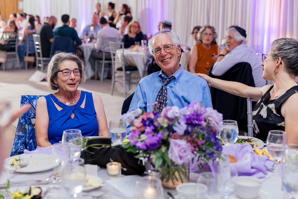 Eliana-Melmed-Photography-Chicago-LosAngeles-Jewish-WeddingPhotography-ElianaSklar-DanceFloor-00051