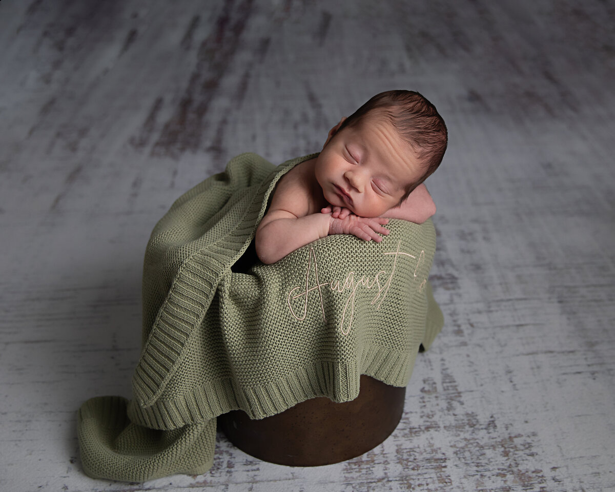 custom-blanket-newborn-photos