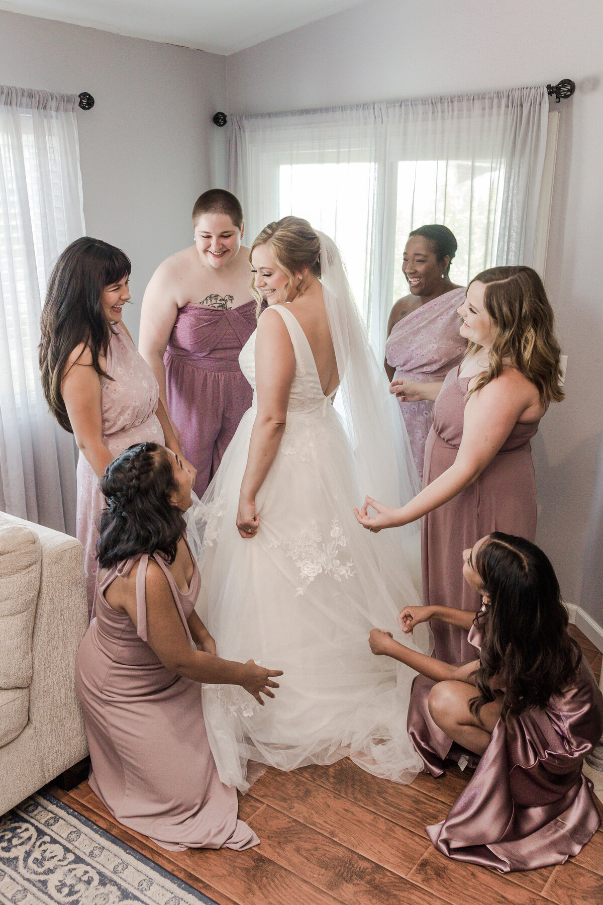 bride-and-bridemaids-getting-ready