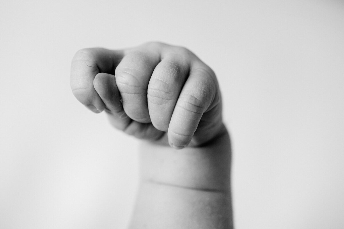 baby fist in newborn photos