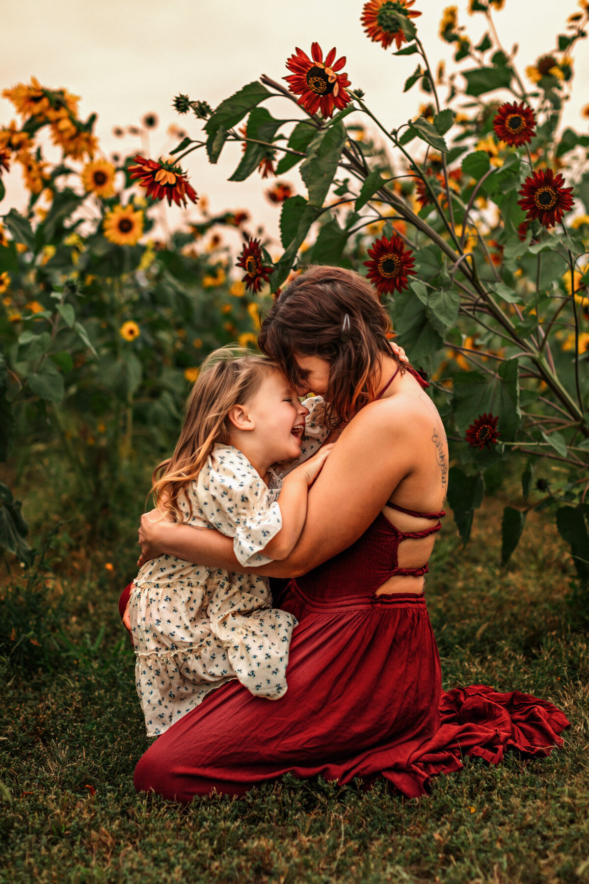 Mother_Daughter_Photo_Shoot_Sunflower_Field_Colorado