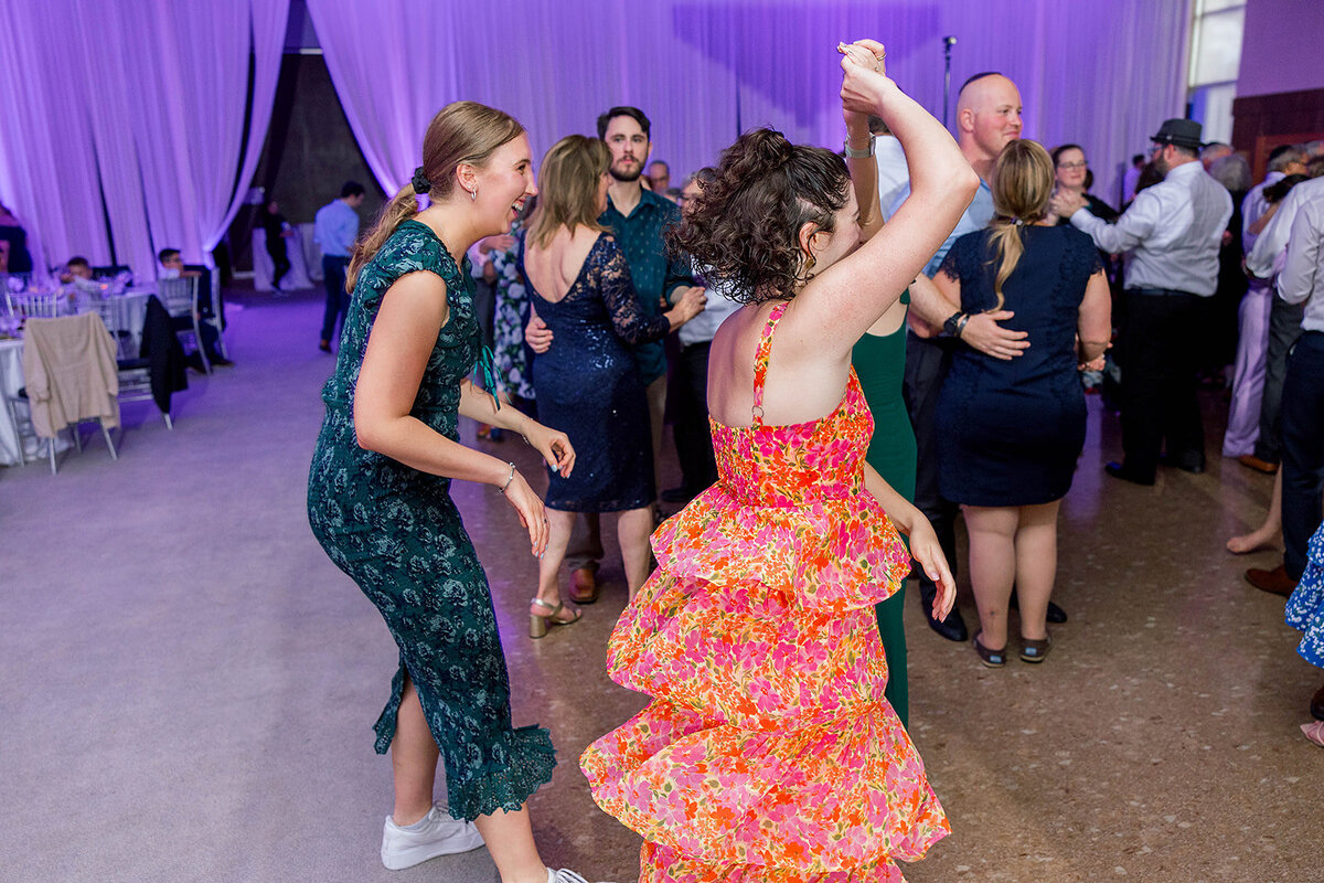 Eliana-Melmed-Photography-Chicago-LosAngeles-Jewish-WeddingPhotography-ElianaSklar-DanceFloor-00092