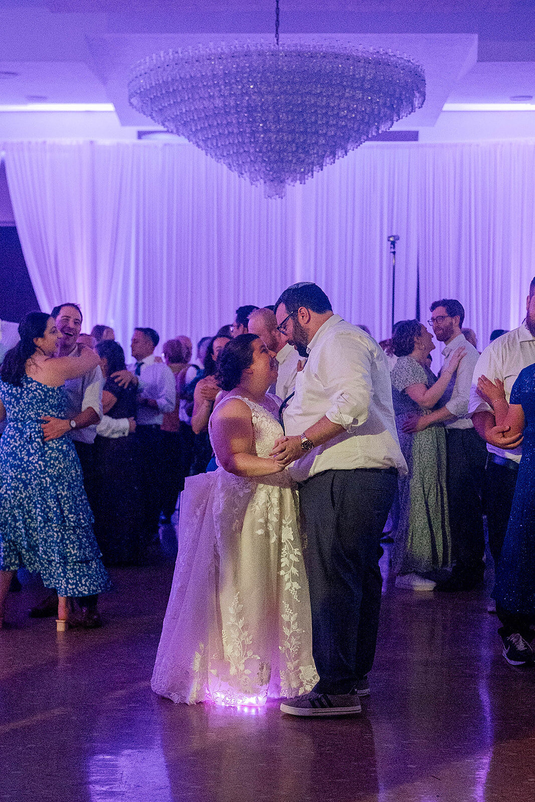 Eliana-Melmed-Photography-Chicago-LosAngeles-Jewish-WeddingPhotography-ElianaSklar-DanceFloor-00090