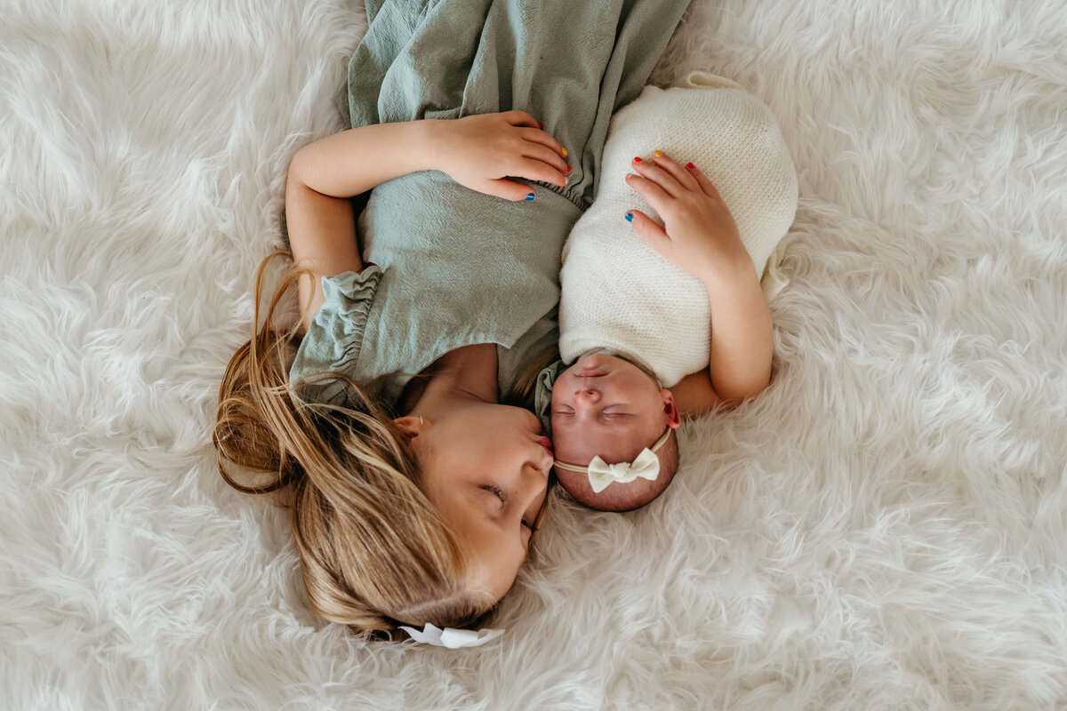 sibling-poses-with-newborn